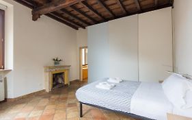 Pantheon Enchanting Luxury Apartment